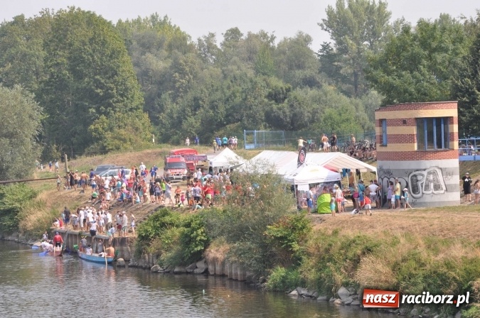 Zdjęcie w galerii na portalu naszraciborz.pl: Zobacz jak Czesi ożywiają Odrę. W Chałupkach-Boguminie zorganizowano czwarte już wyścigi smoczych łodzi wiadomości z regionu