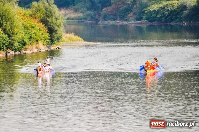 Zdjęcie w galerii na portalu naszraciborz.pl: Zobacz jak Czesi ożywiają Odrę. W Chałupkach-Boguminie zorganizowano czwarte już wyścigi smoczych łodzi wiadomości z regionu
