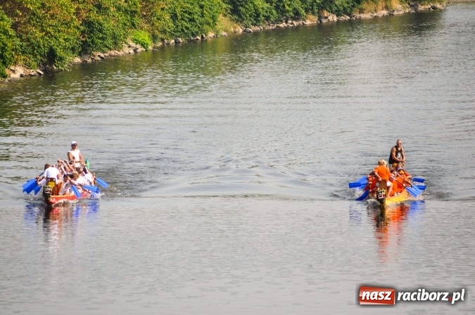 Zdjęcie w galerii na portalu naszraciborz.pl: Zobacz jak Czesi ożywiają Odrę. W Chałupkach-Boguminie zorganizowano czwarte już wyścigi smoczych łodzi wiadomości z regionu