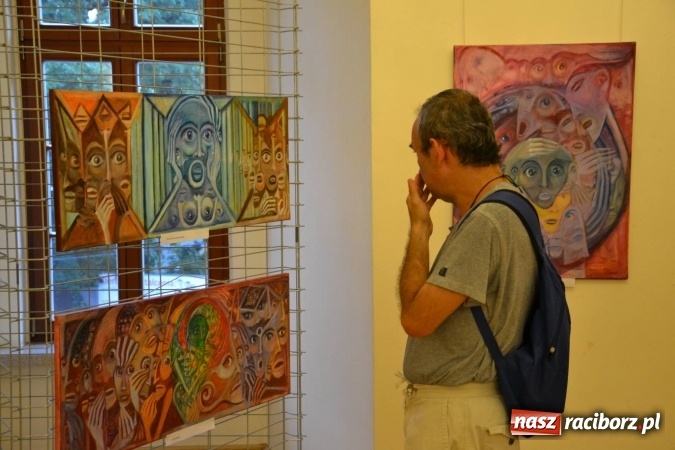 Zdjęcie w galerii na portalu naszraciborz.pl: Wakacje z duchami - wernisaż malarstwa Pauliny Knyziak-Niezgodzkiej na zamku  wiadomości z regionu