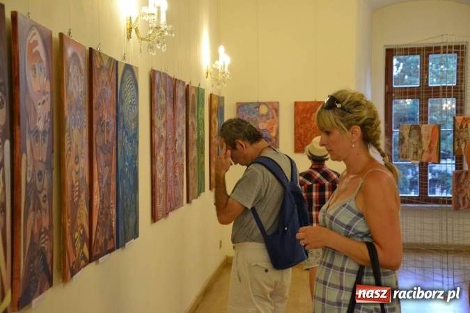 Zdjęcie w galerii na portalu naszraciborz.pl: Wakacje z duchami - wernisaż malarstwa Pauliny Knyziak-Niezgodzkiej na zamku  wiadomości z regionu