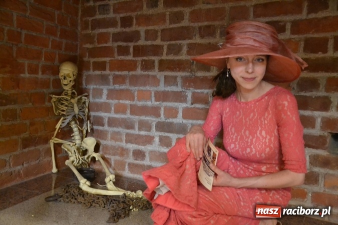 Zdjęcie w galerii na portalu naszraciborz.pl: Wakacje z duchami - wernisaż malarstwa Pauliny Knyziak-Niezgodzkiej na zamku  wiadomości z regionu