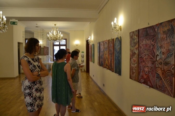 Zdjęcie w galerii na portalu naszraciborz.pl: Wakacje z duchami - wernisaż malarstwa Pauliny Knyziak-Niezgodzkiej na zamku  wiadomości z regionu