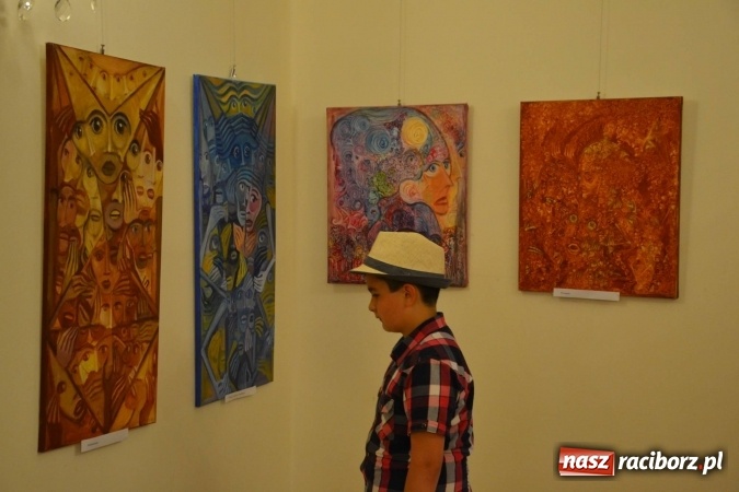 Zdjęcie w galerii na portalu naszraciborz.pl: Wakacje z duchami - wernisaż malarstwa Pauliny Knyziak-Niezgodzkiej na zamku  wiadomości z regionu
