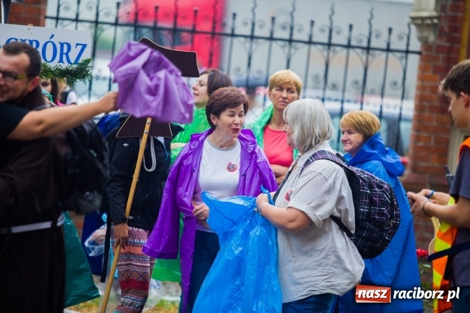 Zdjęcie w galerii na portalu naszraciborz.pl: Pielgrzymi z powiatu raciborskiego wyruszyli na Jasną Górę wiadomości z regionu
