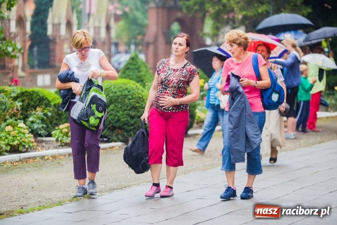 Zdjęcie w galerii na portalu naszraciborz.pl: Pielgrzymi z powiatu raciborskiego wyruszyli na Jasną Górę wiadomości z regionu