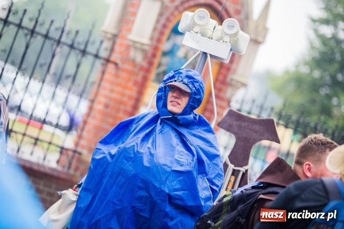 Zdjęcie w galerii na portalu naszraciborz.pl: Pielgrzymi z powiatu raciborskiego wyruszyli na Jasną Górę wiadomości z regionu