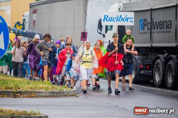 Zdjęcie w galerii na portalu naszraciborz.pl: Pielgrzymi z powiatu raciborskiego wyruszyli na Jasną Górę wiadomości z regionu