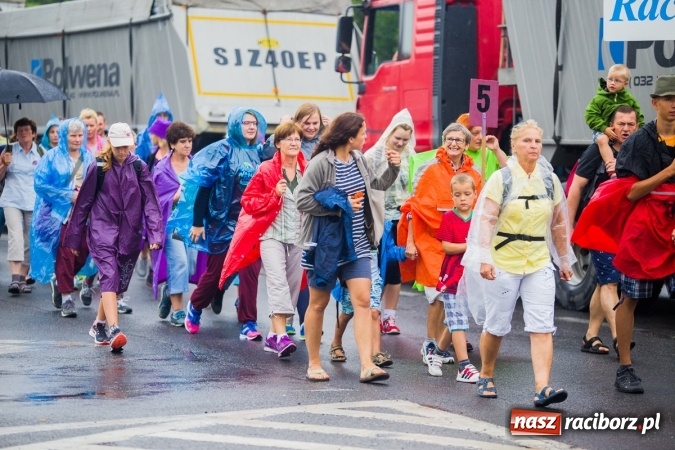 Zdjęcie w galerii na portalu naszraciborz.pl: Pielgrzymi z powiatu raciborskiego wyruszyli na Jasną Górę wiadomości z regionu