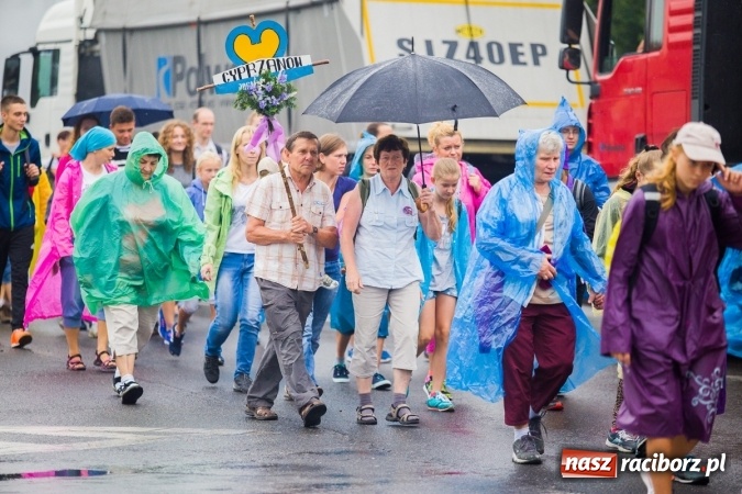 Zdjęcie w galerii na portalu naszraciborz.pl: Pielgrzymi z powiatu raciborskiego wyruszyli na Jasną Górę wiadomości z regionu