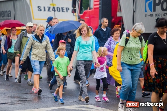 Zdjęcie w galerii na portalu naszraciborz.pl: Pielgrzymi z powiatu raciborskiego wyruszyli na Jasną Górę wiadomości z regionu