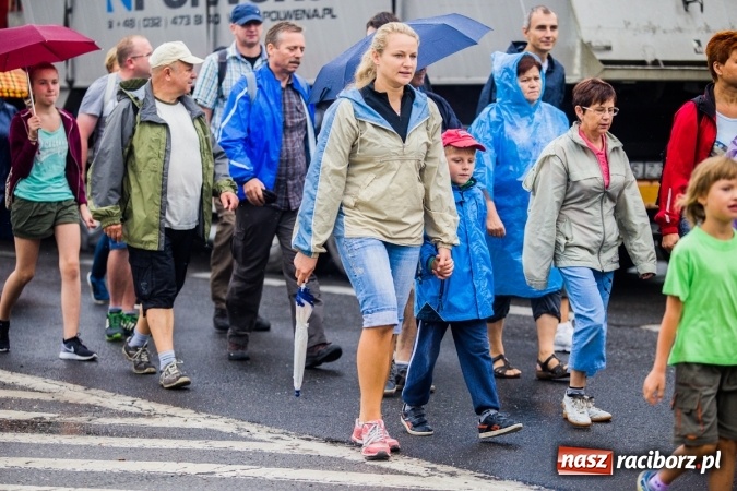 Zdjęcie w galerii na portalu naszraciborz.pl: Pielgrzymi z powiatu raciborskiego wyruszyli na Jasną Górę wiadomości z regionu