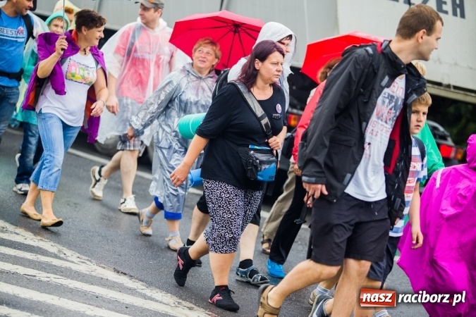 Zdjęcie w galerii na portalu naszraciborz.pl: Pielgrzymi z powiatu raciborskiego wyruszyli na Jasną Górę wiadomości z regionu