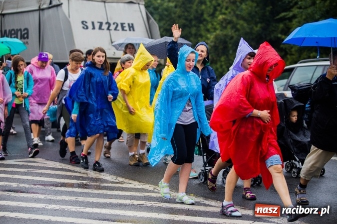 Zdjęcie w galerii na portalu naszraciborz.pl: Pielgrzymi z powiatu raciborskiego wyruszyli na Jasną Górę wiadomości z regionu