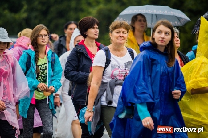 Zdjęcie w galerii na portalu naszraciborz.pl: Pielgrzymi z powiatu raciborskiego wyruszyli na Jasną Górę wiadomości z regionu