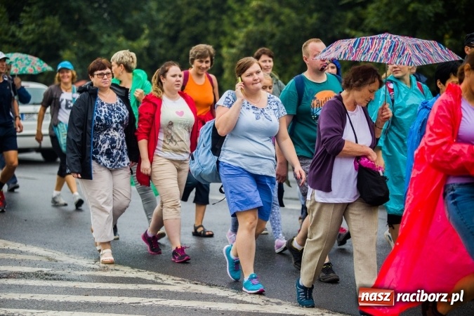 Zdjęcie w galerii na portalu naszraciborz.pl: Pielgrzymi z powiatu raciborskiego wyruszyli na Jasną Górę wiadomości z regionu