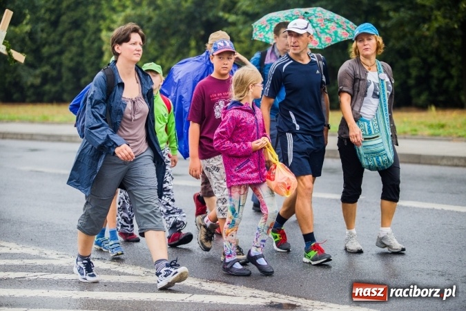 Zdjęcie w galerii na portalu naszraciborz.pl: Pielgrzymi z powiatu raciborskiego wyruszyli na Jasną Górę wiadomości z regionu