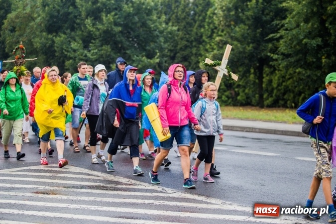 Zdjęcie w galerii na portalu naszraciborz.pl: Pielgrzymi z powiatu raciborskiego wyruszyli na Jasną Górę wiadomości z regionu