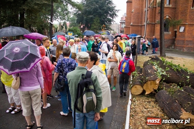 Zdjęcie w galerii na portalu naszraciborz.pl: Pielgrzymi z powiatu raciborskiego wyruszyli na Jasną Górę wiadomości z regionu