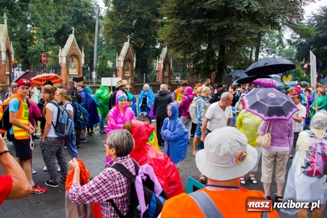 Zdjęcie w galerii na portalu naszraciborz.pl: Pielgrzymi z powiatu raciborskiego wyruszyli na Jasną Górę wiadomości z regionu