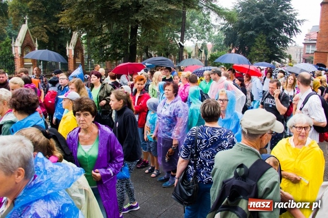 Zdjęcie w galerii na portalu naszraciborz.pl: Pielgrzymi z powiatu raciborskiego wyruszyli na Jasną Górę wiadomości z regionu