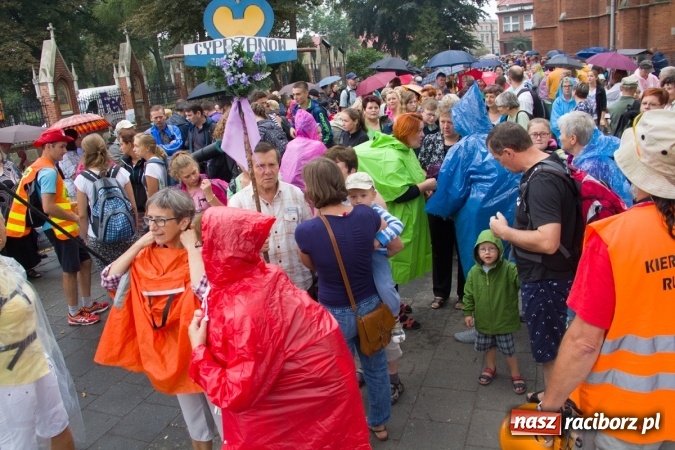 Zdjęcie w galerii na portalu naszraciborz.pl: Pielgrzymi z powiatu raciborskiego wyruszyli na Jasną Górę wiadomości z regionu