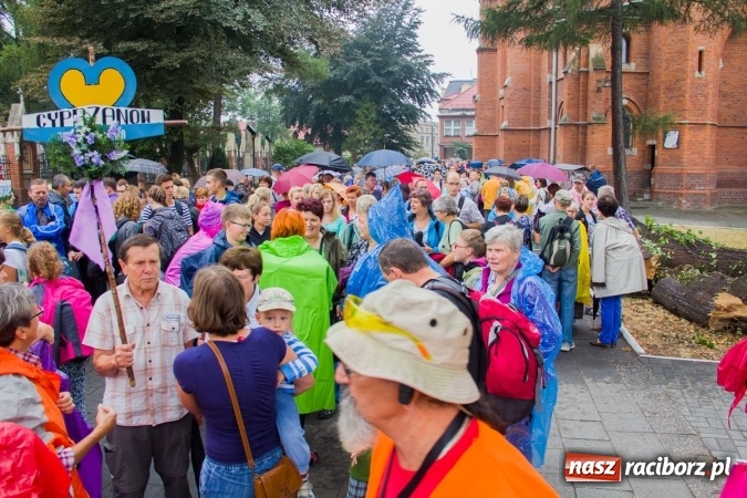 Zdjęcie w galerii na portalu naszraciborz.pl: Pielgrzymi z powiatu raciborskiego wyruszyli na Jasną Górę wiadomości z regionu