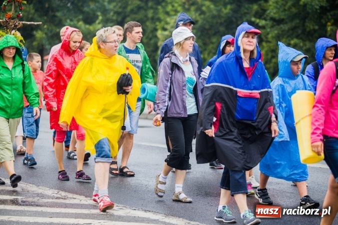 Zdjęcie w galerii na portalu naszraciborz.pl: Pielgrzymi z powiatu raciborskiego wyruszyli na Jasną Górę wiadomości z regionu