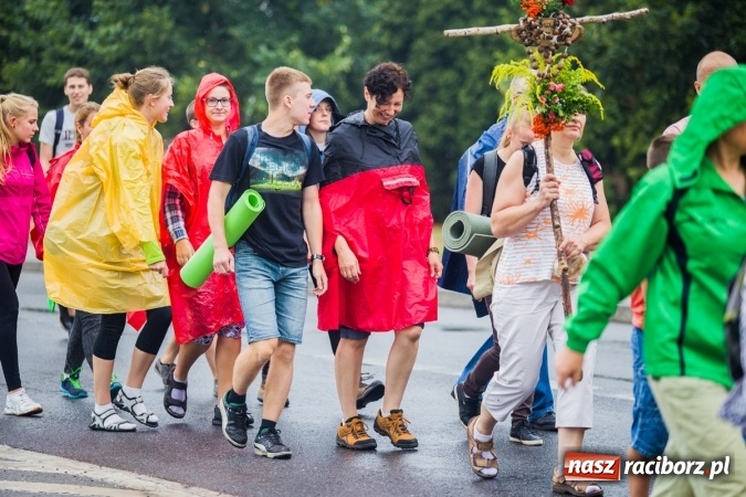 Zdjęcie w galerii na portalu naszraciborz.pl: Pielgrzymi z powiatu raciborskiego wyruszyli na Jasną Górę wiadomości z regionu