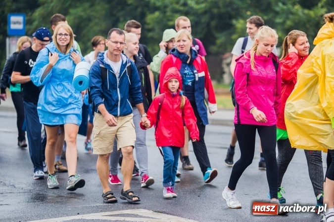 Zdjęcie w galerii na portalu naszraciborz.pl: Pielgrzymi z powiatu raciborskiego wyruszyli na Jasną Górę wiadomości z regionu