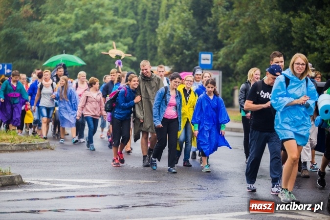 Zdjęcie w galerii na portalu naszraciborz.pl: Pielgrzymi z powiatu raciborskiego wyruszyli na Jasną Górę wiadomości z regionu