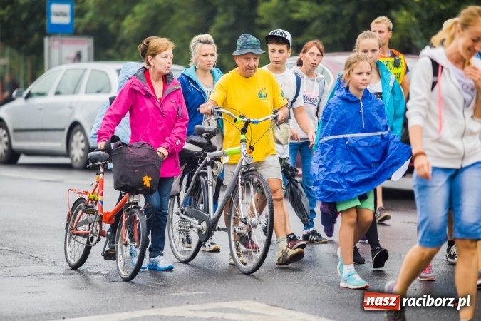 Zdjęcie w galerii na portalu naszraciborz.pl: Pielgrzymi z powiatu raciborskiego wyruszyli na Jasną Górę wiadomości z regionu