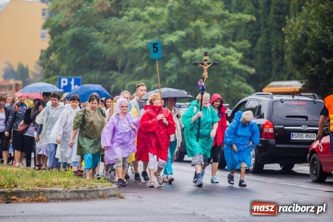 Zdjęcie w galerii na portalu naszraciborz.pl: Pielgrzymi z powiatu raciborskiego wyruszyli na Jasną Górę wiadomości z regionu