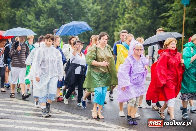 Zdjęcie w galerii na portalu naszraciborz.pl: Pielgrzymi z powiatu raciborskiego wyruszyli na Jasną Górę wiadomości z regionu