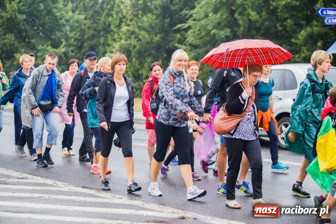 Zdjęcie w galerii na portalu naszraciborz.pl: Pielgrzymi z powiatu raciborskiego wyruszyli na Jasną Górę wiadomości z regionu