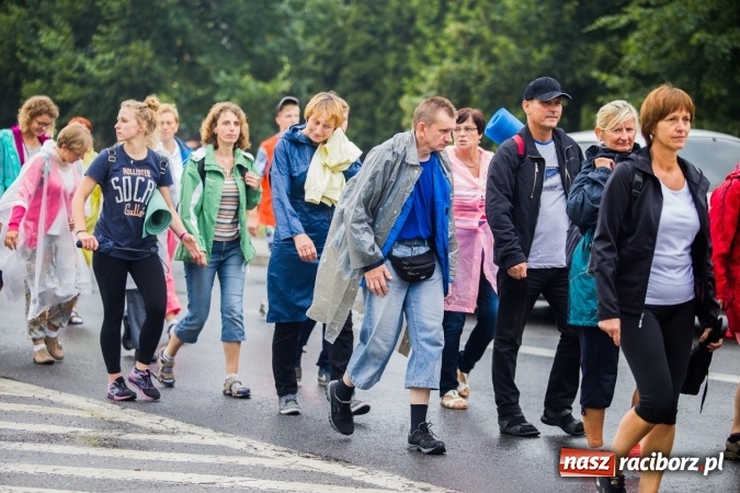Zdjęcie w galerii na portalu naszraciborz.pl: Pielgrzymi z powiatu raciborskiego wyruszyli na Jasną Górę wiadomości z regionu