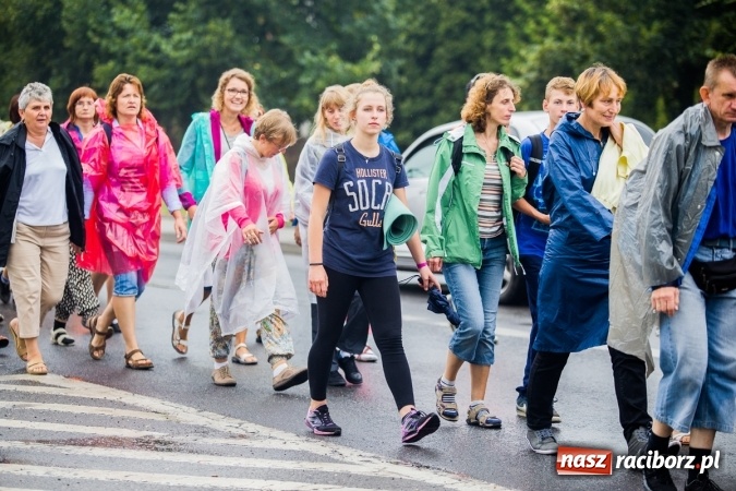 Zdjęcie w galerii na portalu naszraciborz.pl: Pielgrzymi z powiatu raciborskiego wyruszyli na Jasną Górę wiadomości z regionu
