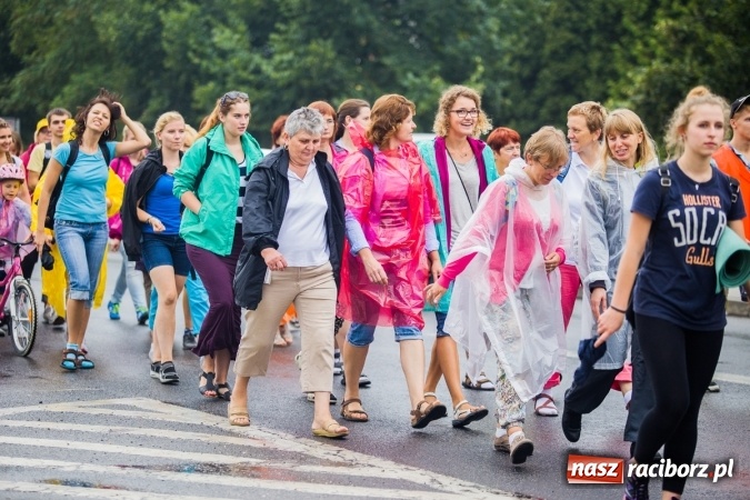 Zdjęcie w galerii na portalu naszraciborz.pl: Pielgrzymi z powiatu raciborskiego wyruszyli na Jasną Górę wiadomości z regionu