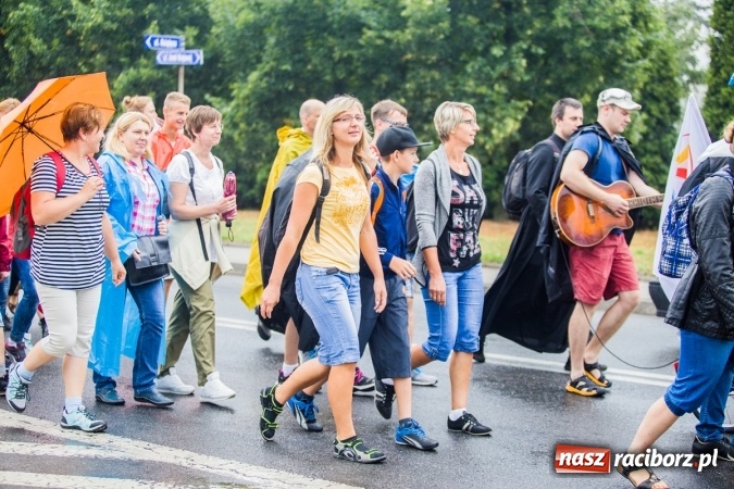 Zdjęcie w galerii na portalu naszraciborz.pl: Pielgrzymi z powiatu raciborskiego wyruszyli na Jasną Górę wiadomości z regionu