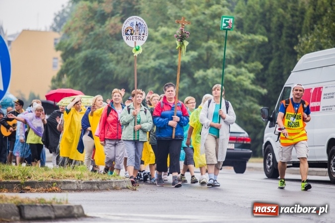 Zdjęcie w galerii na portalu naszraciborz.pl: Pielgrzymi z powiatu raciborskiego wyruszyli na Jasną Górę wiadomości z regionu