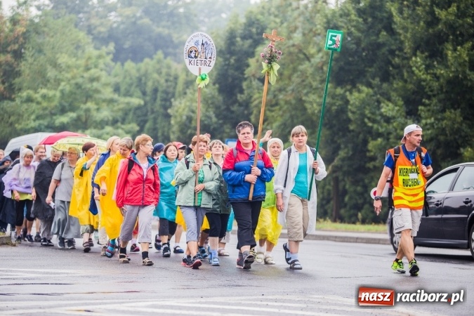 Zdjęcie w galerii na portalu naszraciborz.pl: Pielgrzymi z powiatu raciborskiego wyruszyli na Jasną Górę wiadomości z regionu