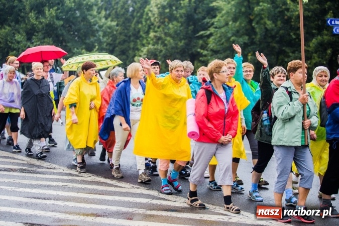 Zdjęcie w galerii na portalu naszraciborz.pl: Pielgrzymi z powiatu raciborskiego wyruszyli na Jasną Górę wiadomości z regionu