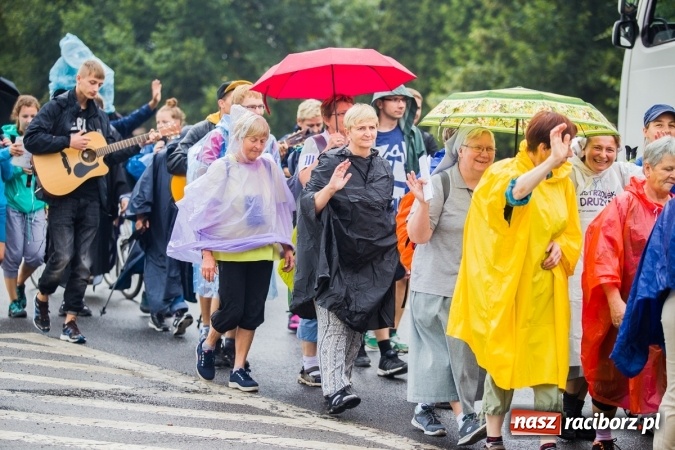 Zdjęcie w galerii na portalu naszraciborz.pl: Pielgrzymi z powiatu raciborskiego wyruszyli na Jasną Górę wiadomości z regionu