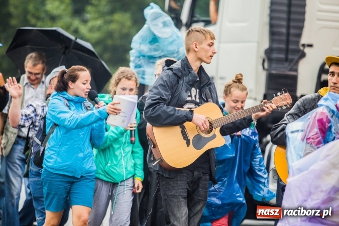 Zdjęcie w galerii na portalu naszraciborz.pl: Pielgrzymi z powiatu raciborskiego wyruszyli na Jasną Górę wiadomości z regionu