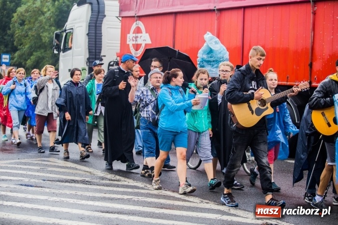 Zdjęcie w galerii na portalu naszraciborz.pl: Pielgrzymi z powiatu raciborskiego wyruszyli na Jasną Górę wiadomości z regionu
