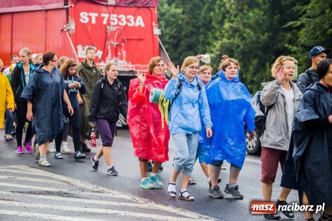 Zdjęcie w galerii na portalu naszraciborz.pl: Pielgrzymi z powiatu raciborskiego wyruszyli na Jasną Górę wiadomości z regionu