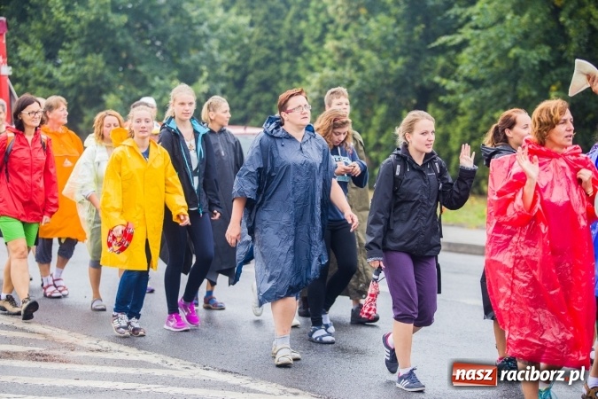 Zdjęcie w galerii na portalu naszraciborz.pl: Pielgrzymi z powiatu raciborskiego wyruszyli na Jasną Górę wiadomości z regionu