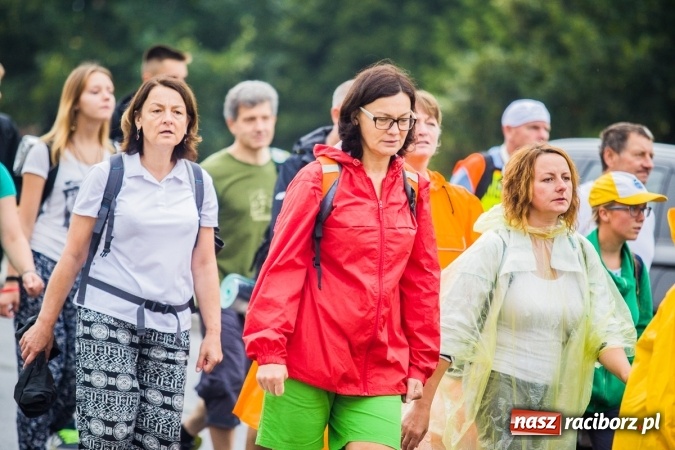 Zdjęcie w galerii na portalu naszraciborz.pl: Pielgrzymi z powiatu raciborskiego wyruszyli na Jasną Górę wiadomości z regionu