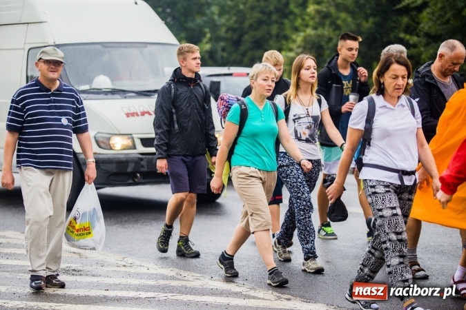 Zdjęcie w galerii na portalu naszraciborz.pl: Pielgrzymi z powiatu raciborskiego wyruszyli na Jasną Górę wiadomości z regionu