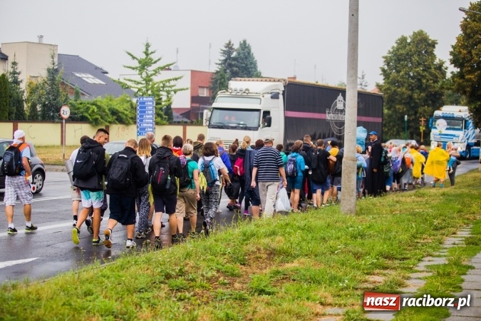 Zdjęcie w galerii na portalu naszraciborz.pl: Pielgrzymi z powiatu raciborskiego wyruszyli na Jasną Górę wiadomości z regionu